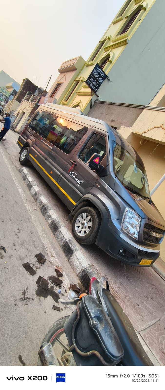 Z-black touriest bus in vrindavan